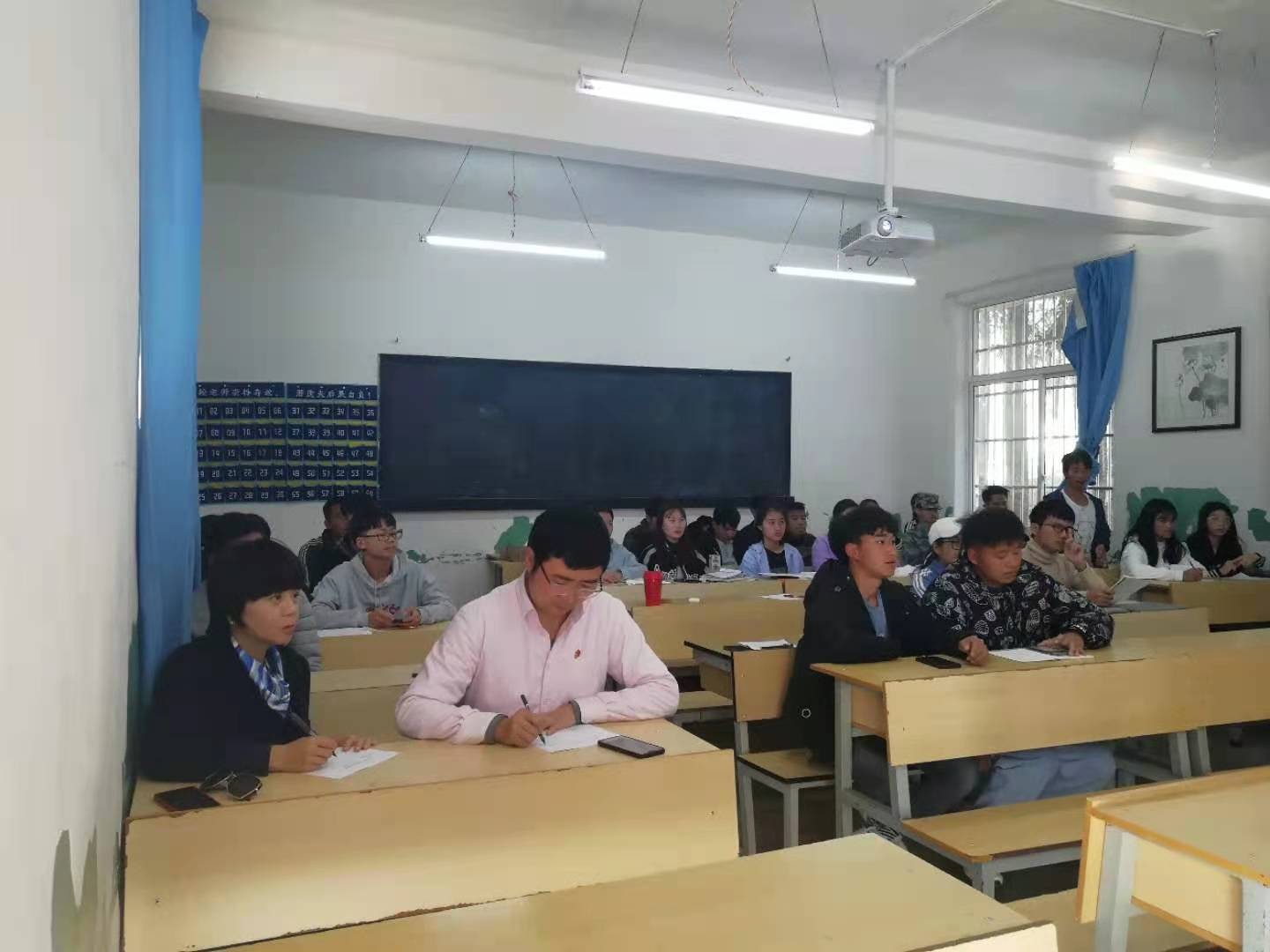 经济管理学院领导深入教学课堂