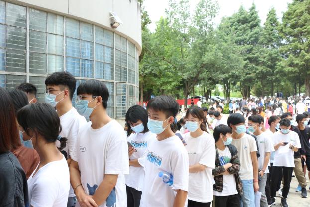 人人接种疫苗，共筑防疫长城
