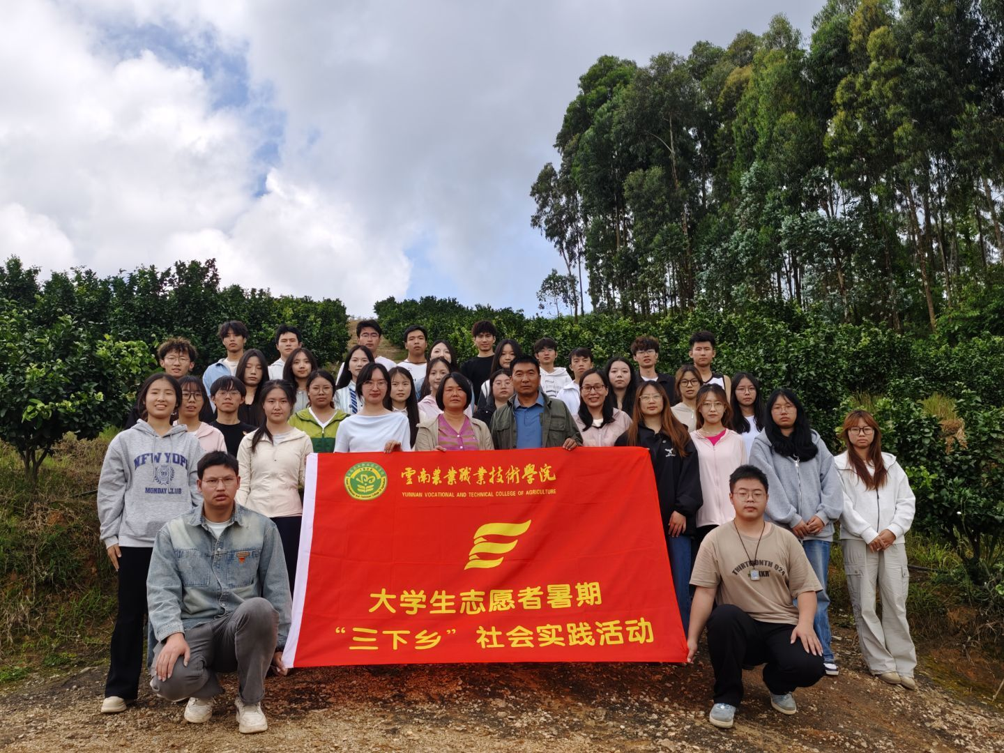 ​社会服务践行团——走村入户解民忧，青春脚步践初心