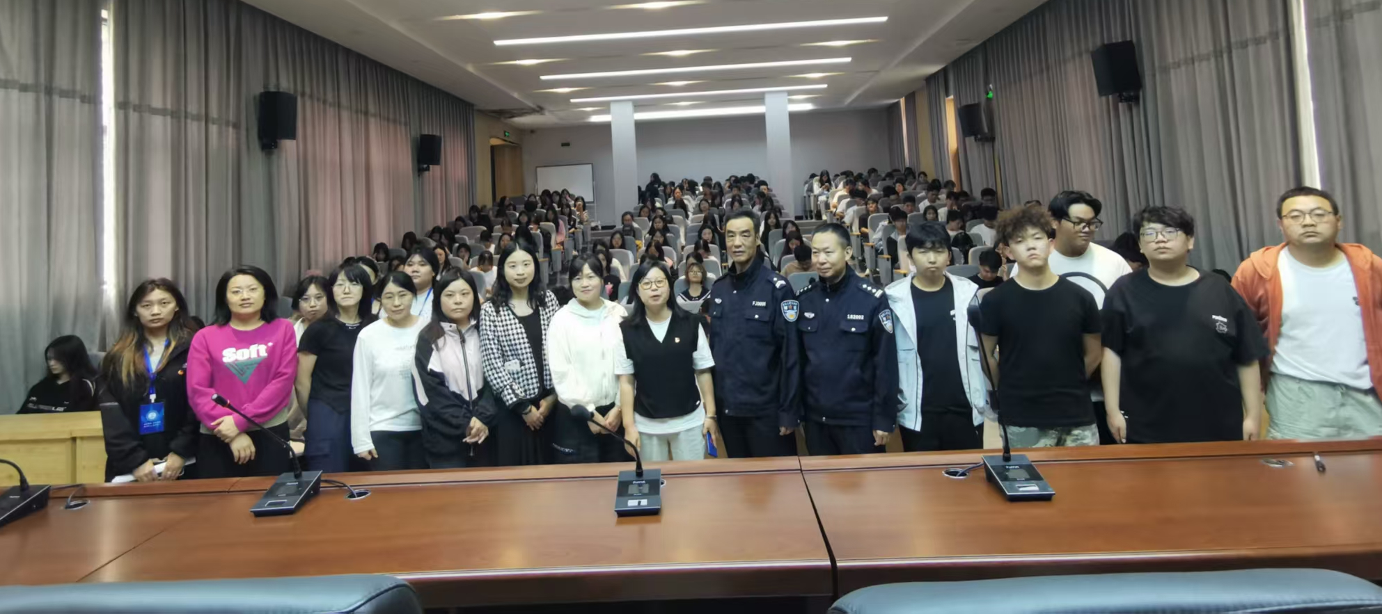 “远离‘贷’价，青春无‘骗’”