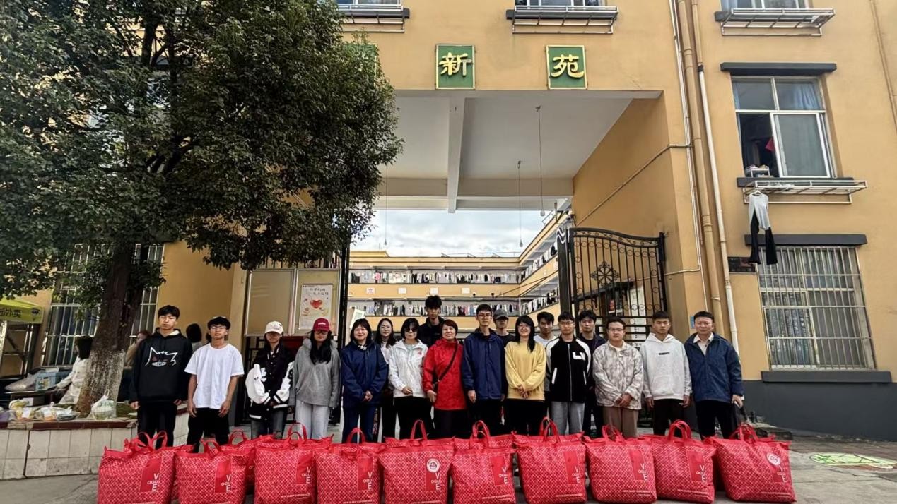 经济管理学院开展2025级新生“冬季送温暖”毛毯发放活动