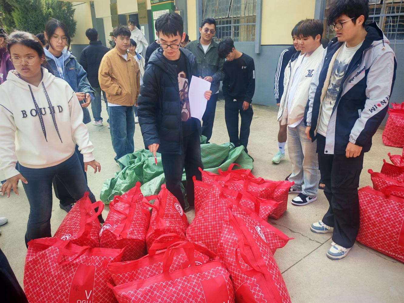 经济管理学院开展2025级新生 “冬季送温暖”活动